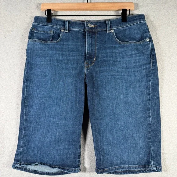 Levi Strauss & Co Womens Classic Bermuda Shorts Blue Denim Size 30 Medium Wash - Picture 1 of 15